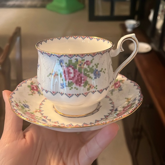 Royal Albert bone China teacup and saucer - Picture 1 of 5